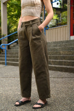 Load image into Gallery viewer, PLEAT PANTS - OLIVE
